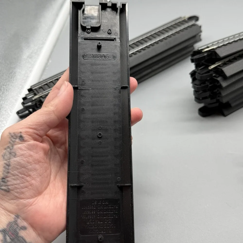 Bachmann HO Scale E-Z Track 18 Pc Lot Black Roadbed Straight Curve Rerailer 18